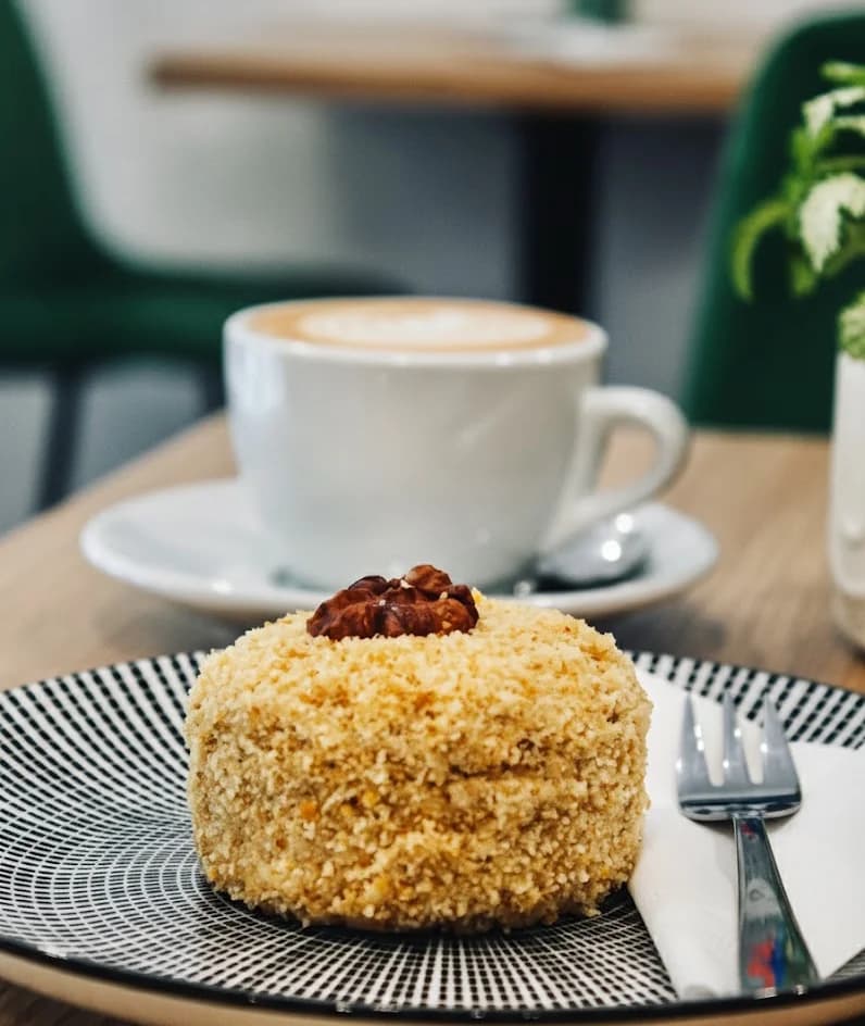 Nápoj dle výběru včetně zákusku v kavárně Francouzská 33: pro 1–4 osoby