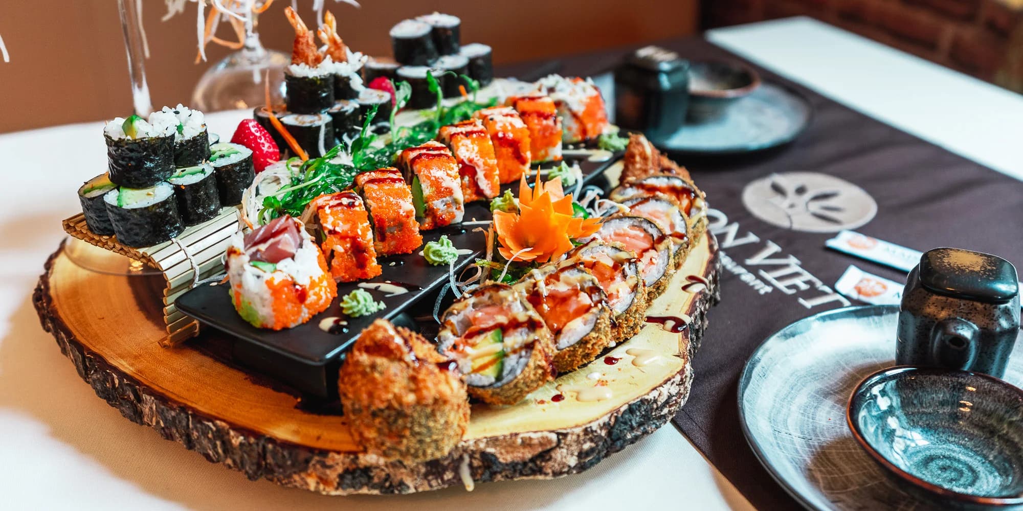 Vyladěné sushi sety s lososem, úhořem, krevetami, tempurou i plátky ryb sashimi