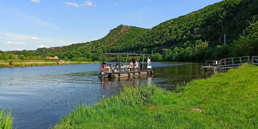 Zažijte přívoz jinak: hodinová plavba po Vltavě z Úholiček až pro 10 osob