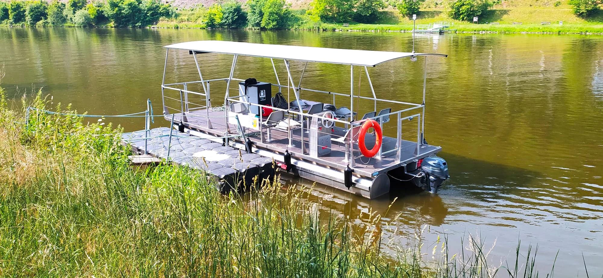 Zažijte přívoz jinak: hodinová plavba po Vltavě z Úholiček až pro 10 osob