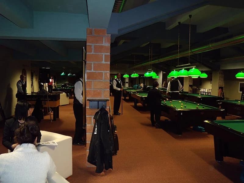 Pozdvihněte tágo a soustřeďte se: 60–120 min. hry u biliardového stolu začíná