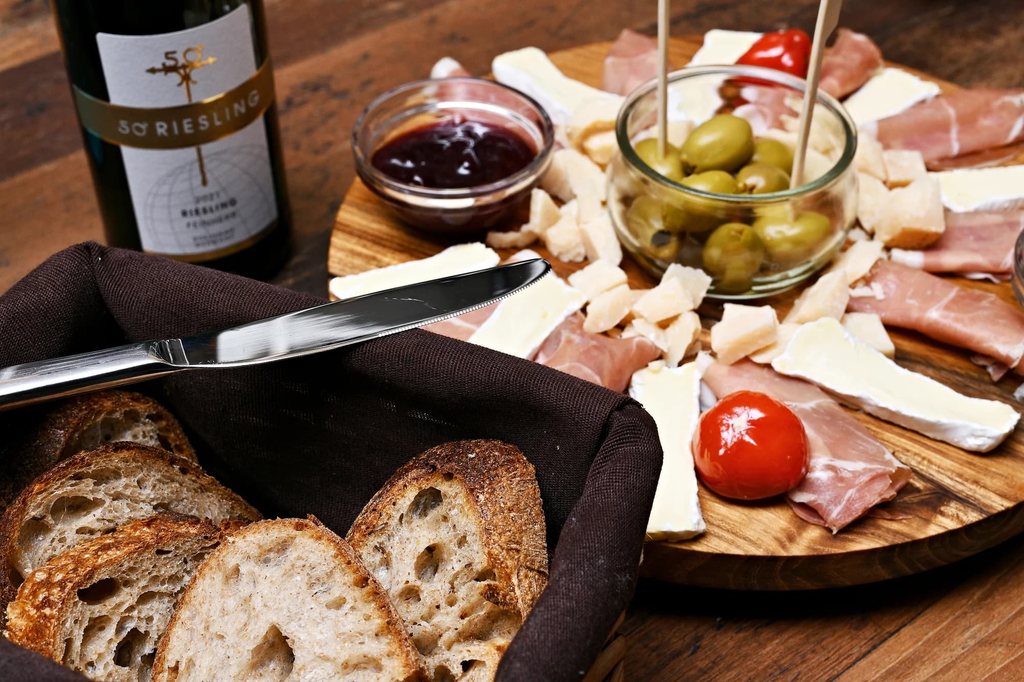 Degustace vína v Karlíně pro 1 i 2 osoby: ochutnávka 8–10 vzorků, poučený výklad someliéra i tapas