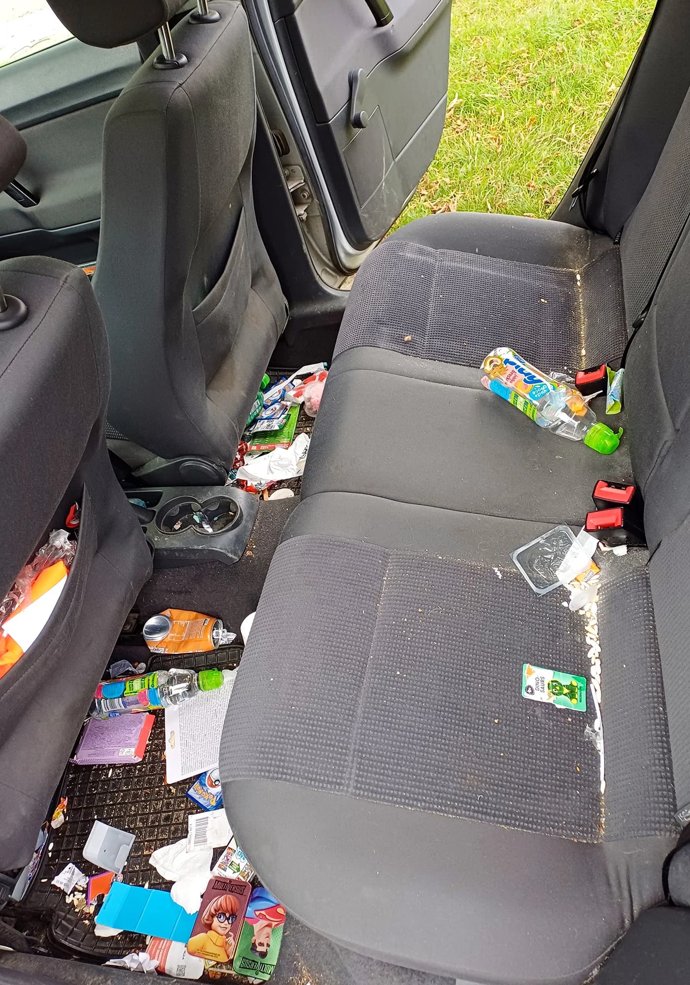 Vyčištěno do posledního smítka: detailing interiéru vašeho auta od vysátí po čištění parou