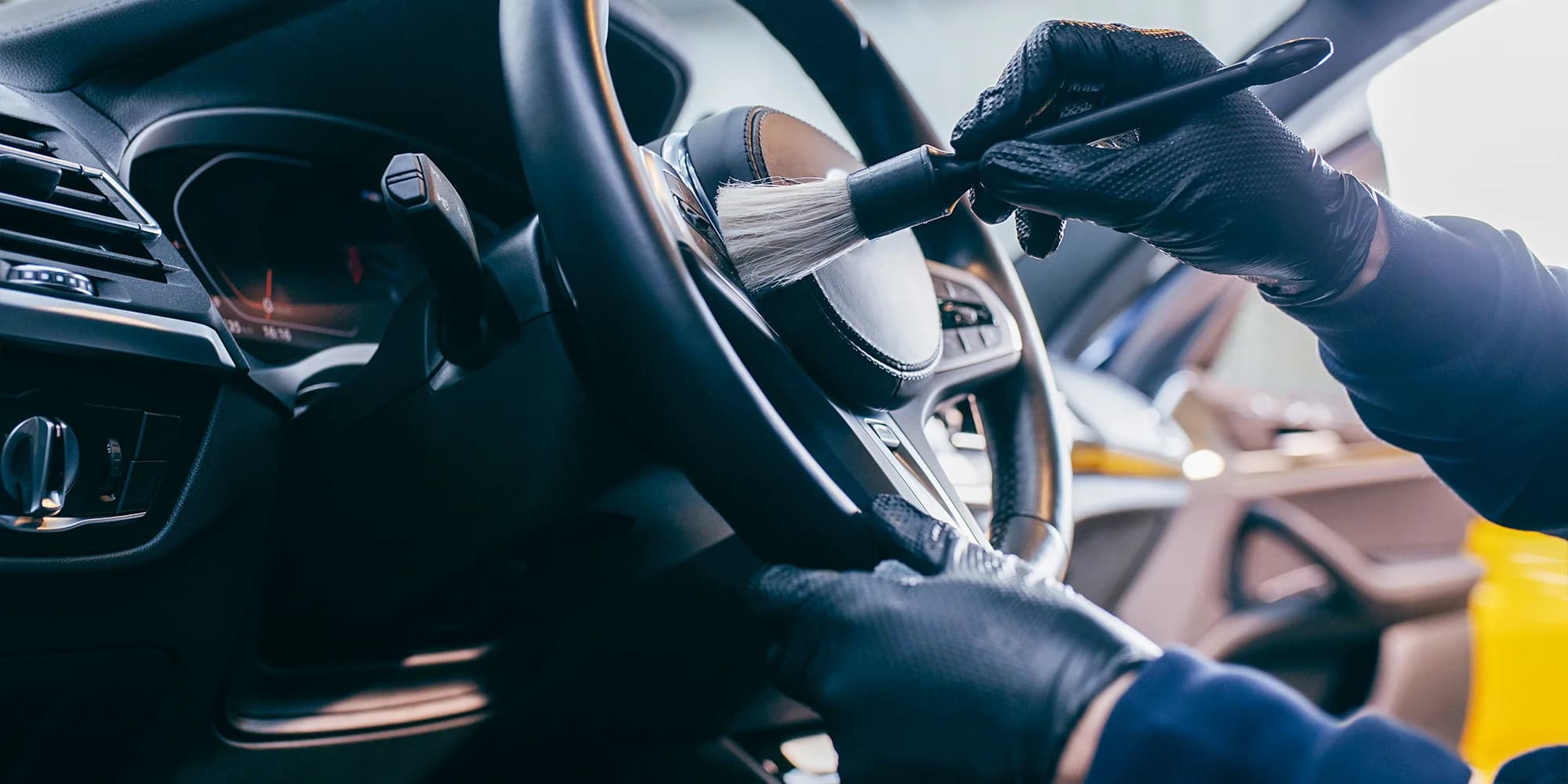 Vyčištěno do posledního smítka: detailing interiéru vašeho auta od vysátí po čištění parou