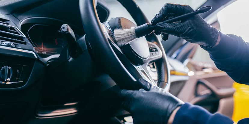 Vyčištěno do posledního smítka: detailing interiéru vašeho auta od vysátí po čištění parou