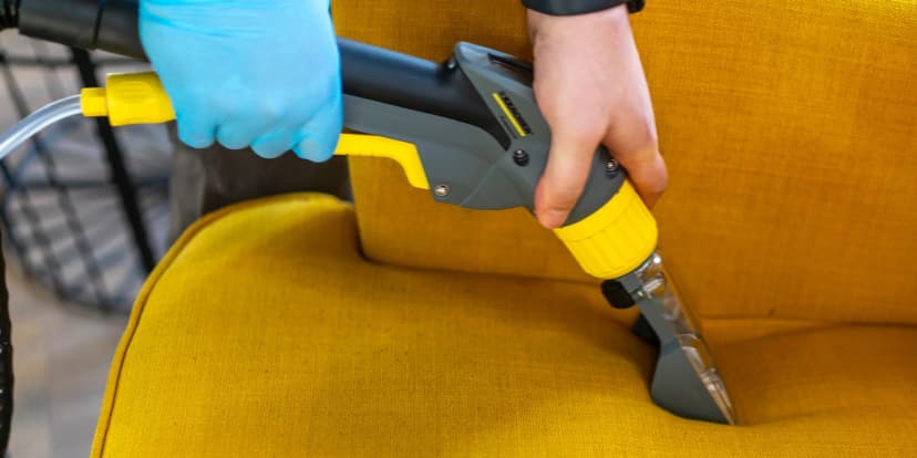 Profesionální čištění povrchů: Sedačky i koberce až do 50 m²