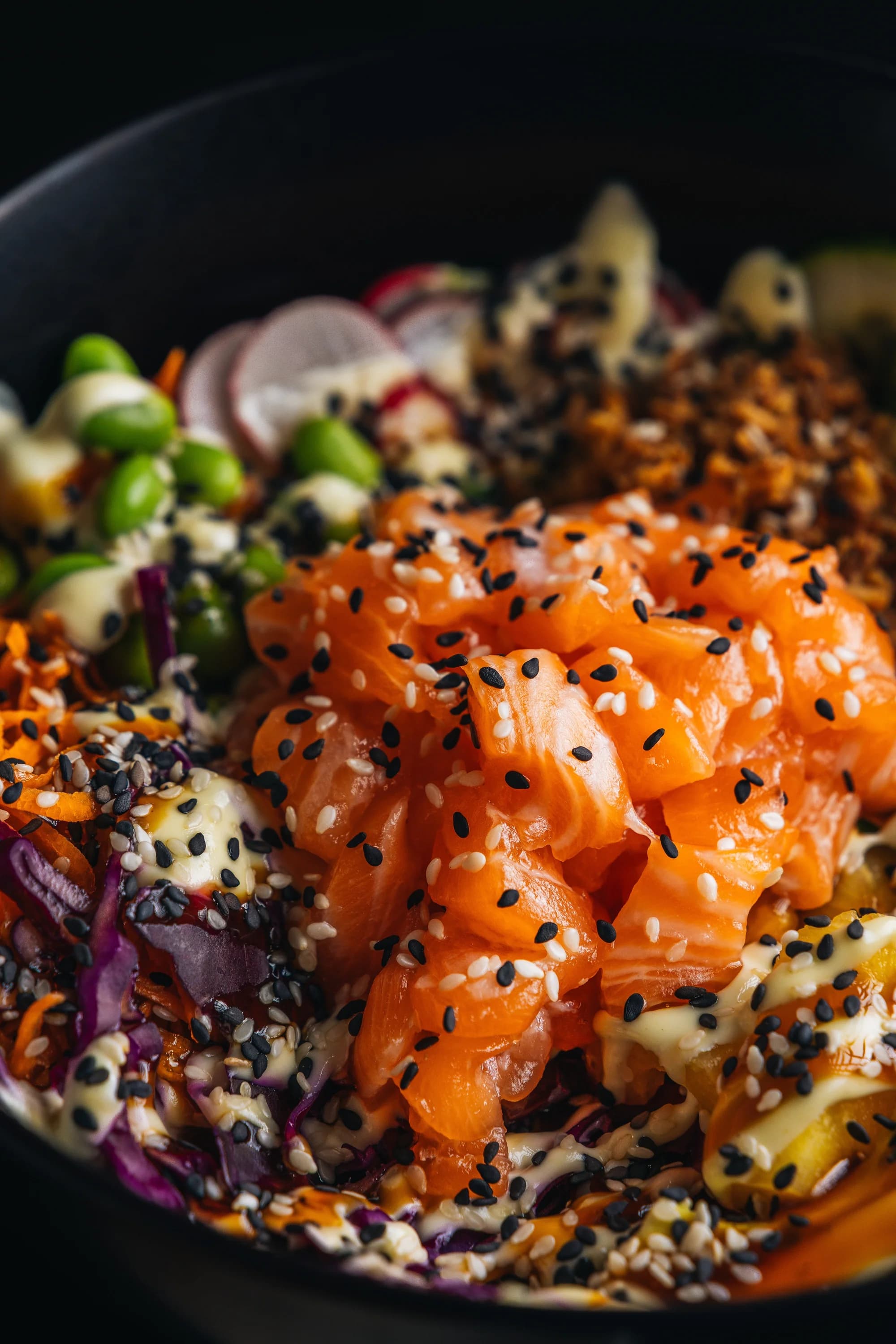 Havajský poke bowl podle výběru ze 3 druhů a bubble tea na odnos s sebou