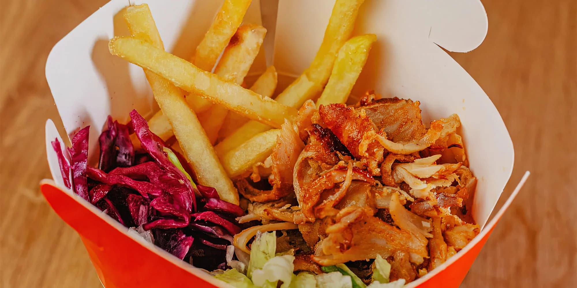 Velký kebab box pro jednoho: maso, zelenina, dresink a příloha podle výběru
