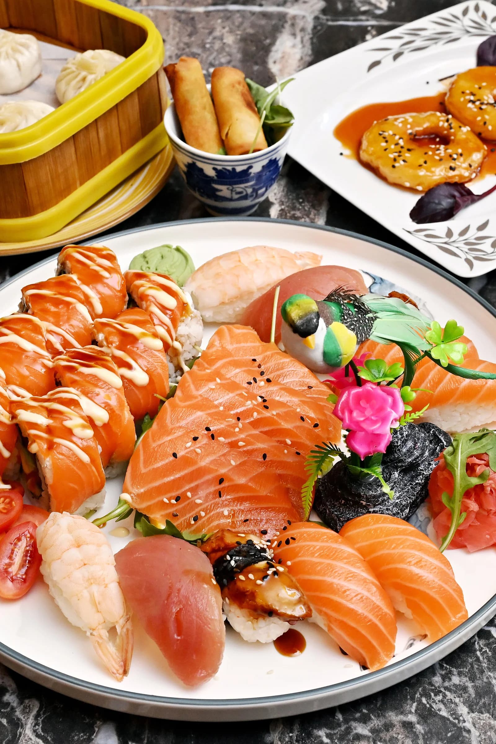 Fúze chutí: asijské menu pro dva s krevetami, hovězím i kachnou či sushi