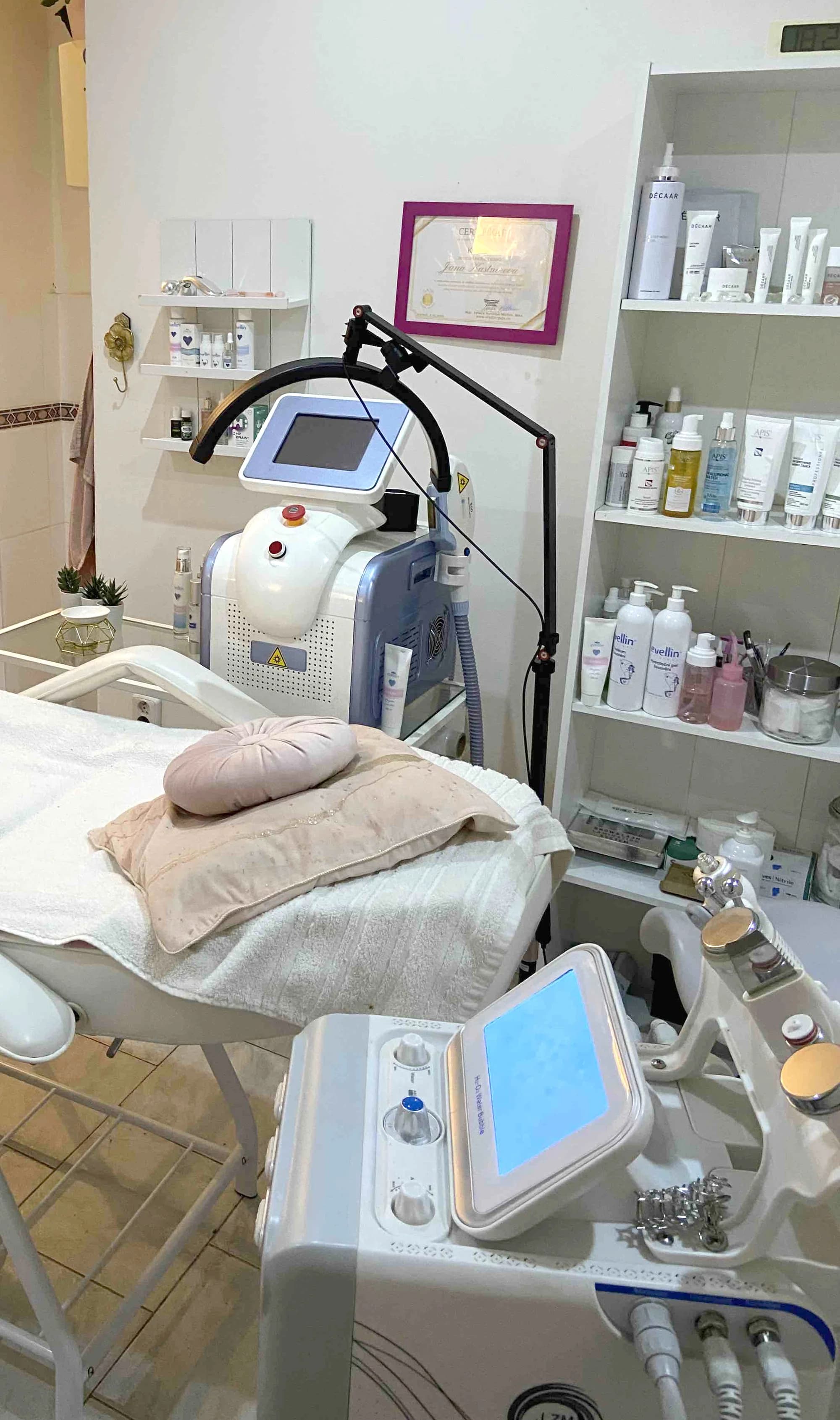 Kosmetické ošetření: peeling, maska i úprava obočí a masáž, 70 minut