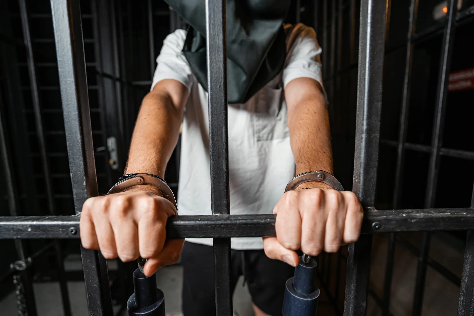 Úniková hra Kriminál od výborně hodnoceného Mazementu pro dvojici i skupinu až pěti uvězněných