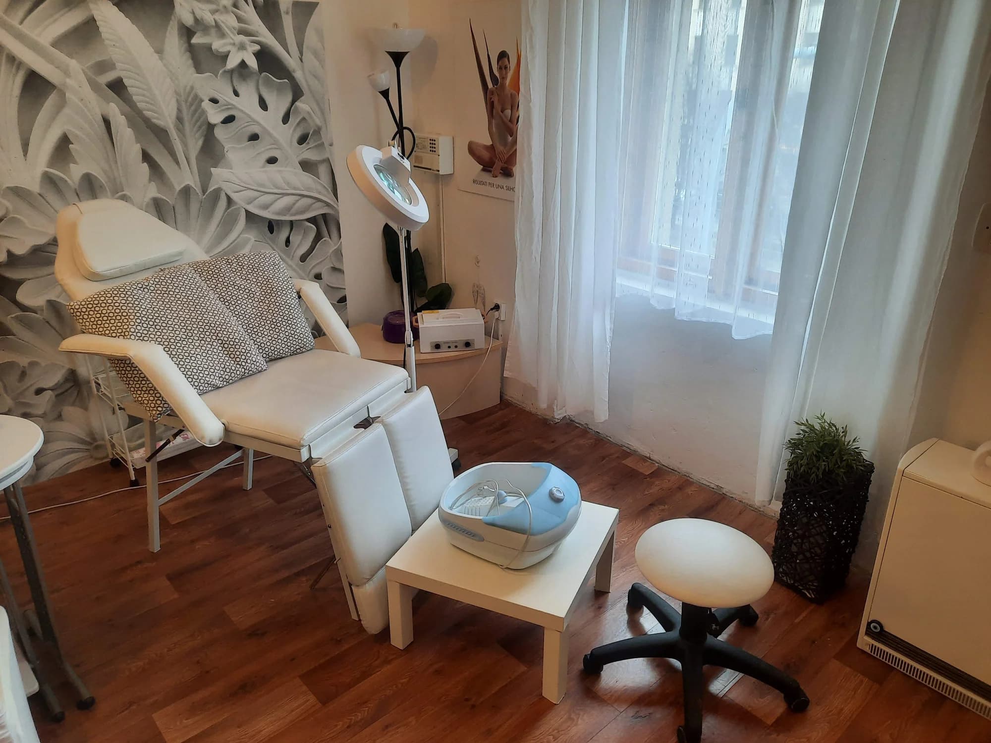 Rozmazlete své nohy či ruce: manikúra, pedikúra i spa varianta vč. peelingu a masky