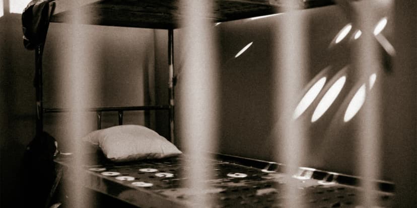 Úniková hra na motivy stanfordského vězeňského experimentu pro 3–5 hráčů