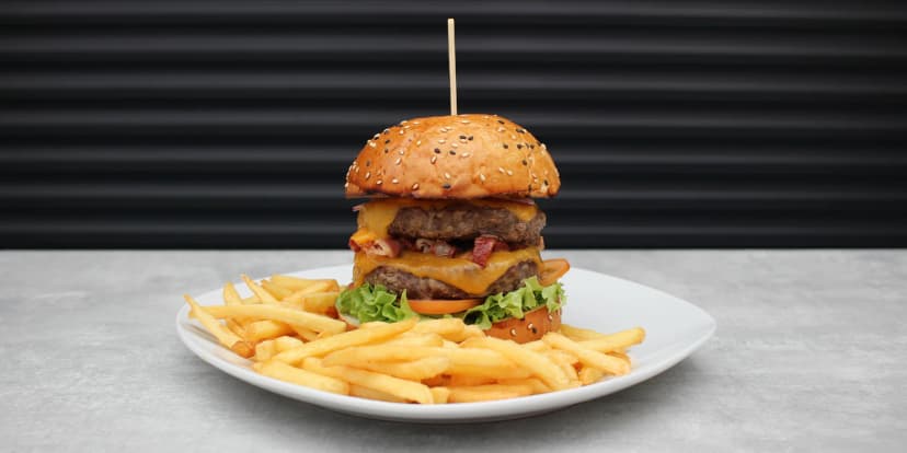 Potěšte své chuťové buňky: poctivý hovězí burger Klasik v Plzni pro 1 i 2