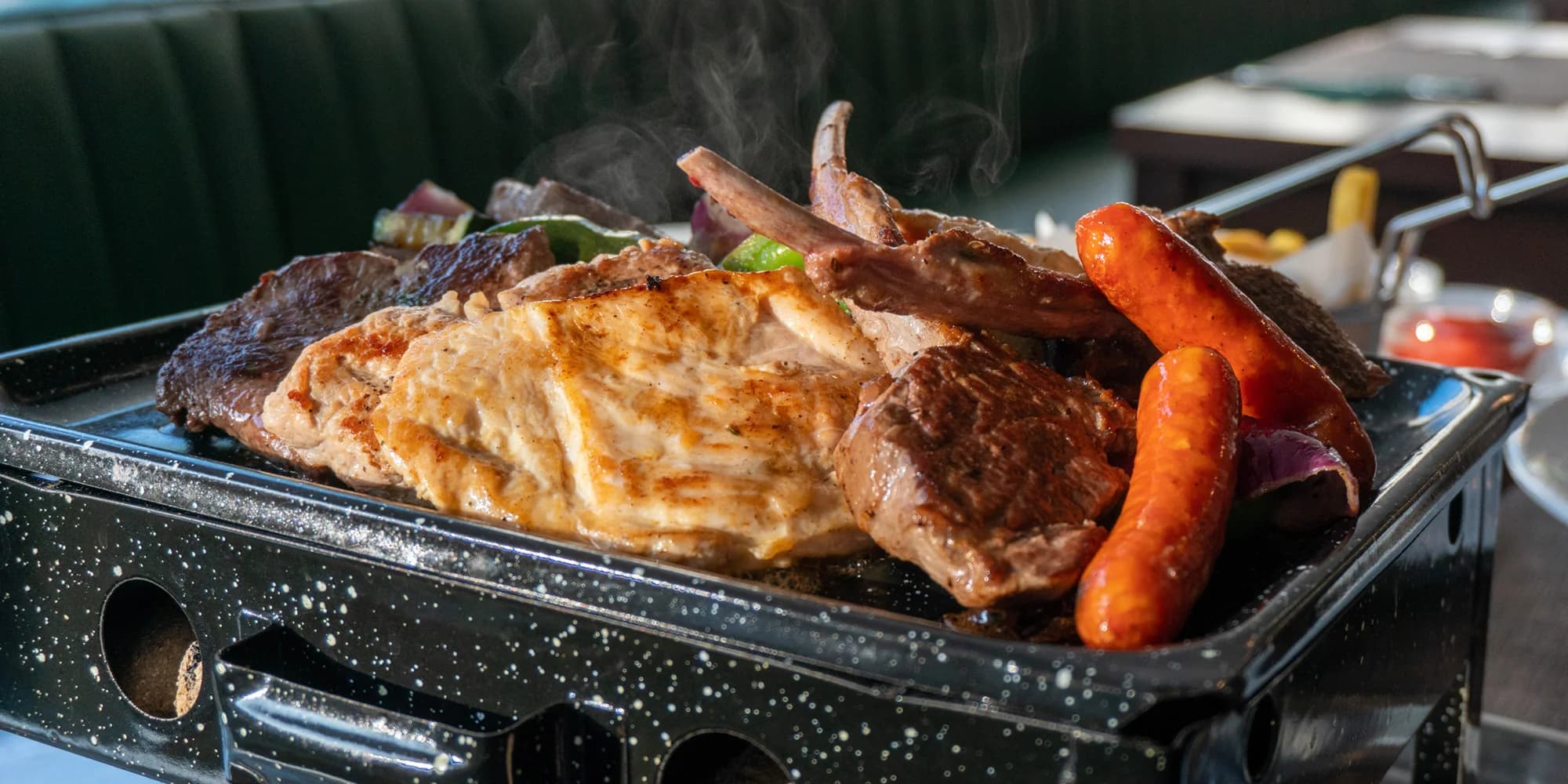 Masové pochoutky servírované přímo z grilu, zelenina a hranolky pro 2-3 osoby