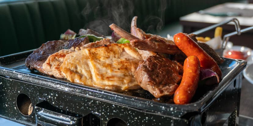 Masové pochoutky servírované přímo z grilu, zelenina a hranolky pro 2-3 osoby