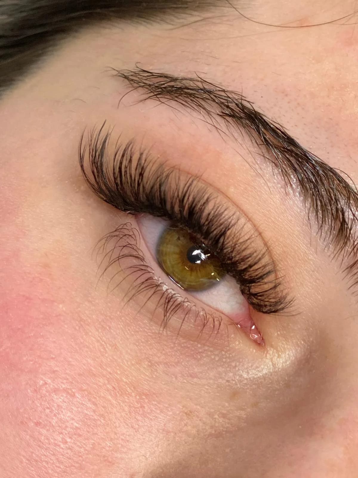 Laminace řas nebo prodloužení metodou řasa na řasu nebo 2 až 6D a volume