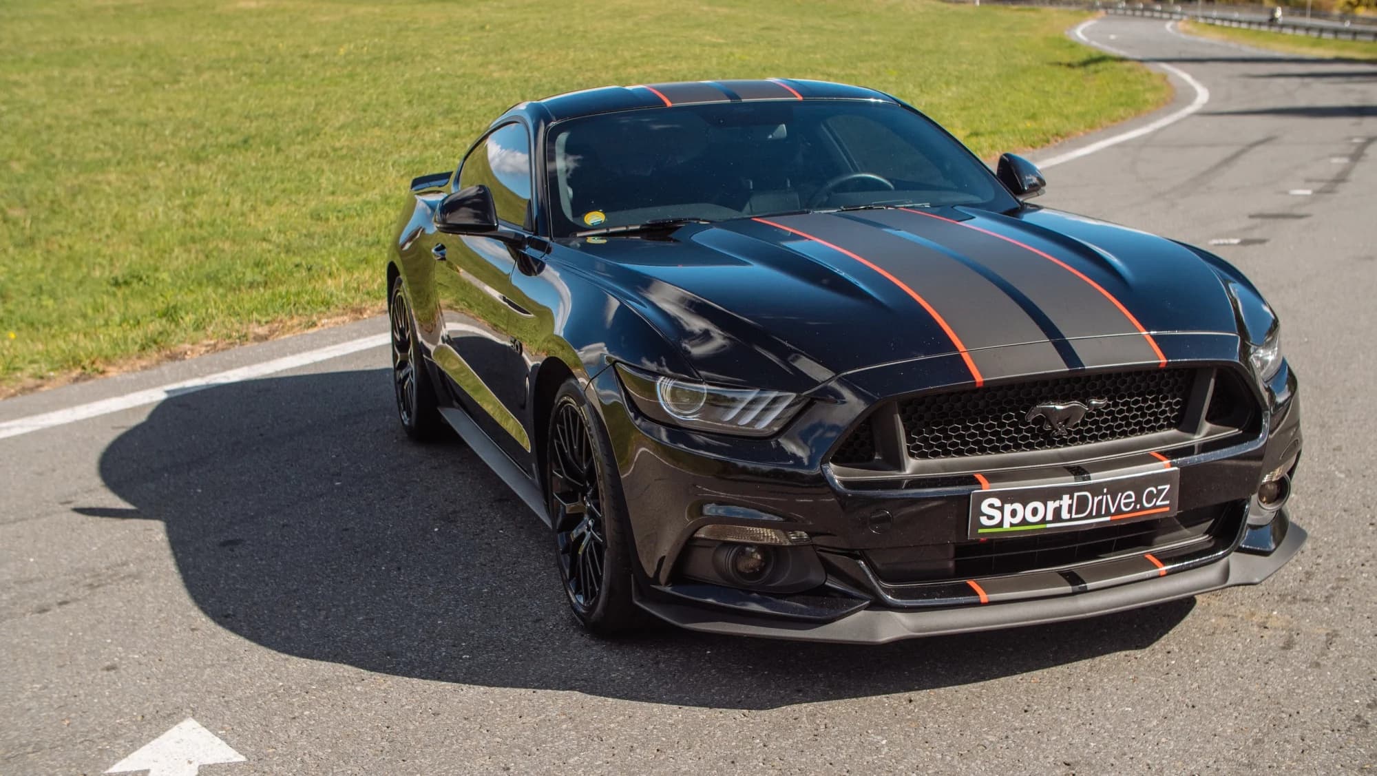 Usedněte za volant supersportu: nabušený Ford Mustang GT 5.0