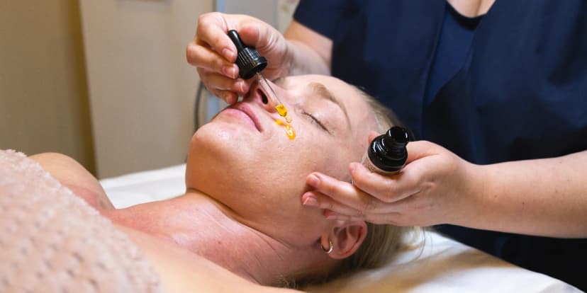 Kosmetické ošetření pleti s čištěním, masáží a maskou: prémiové i přírodní značky