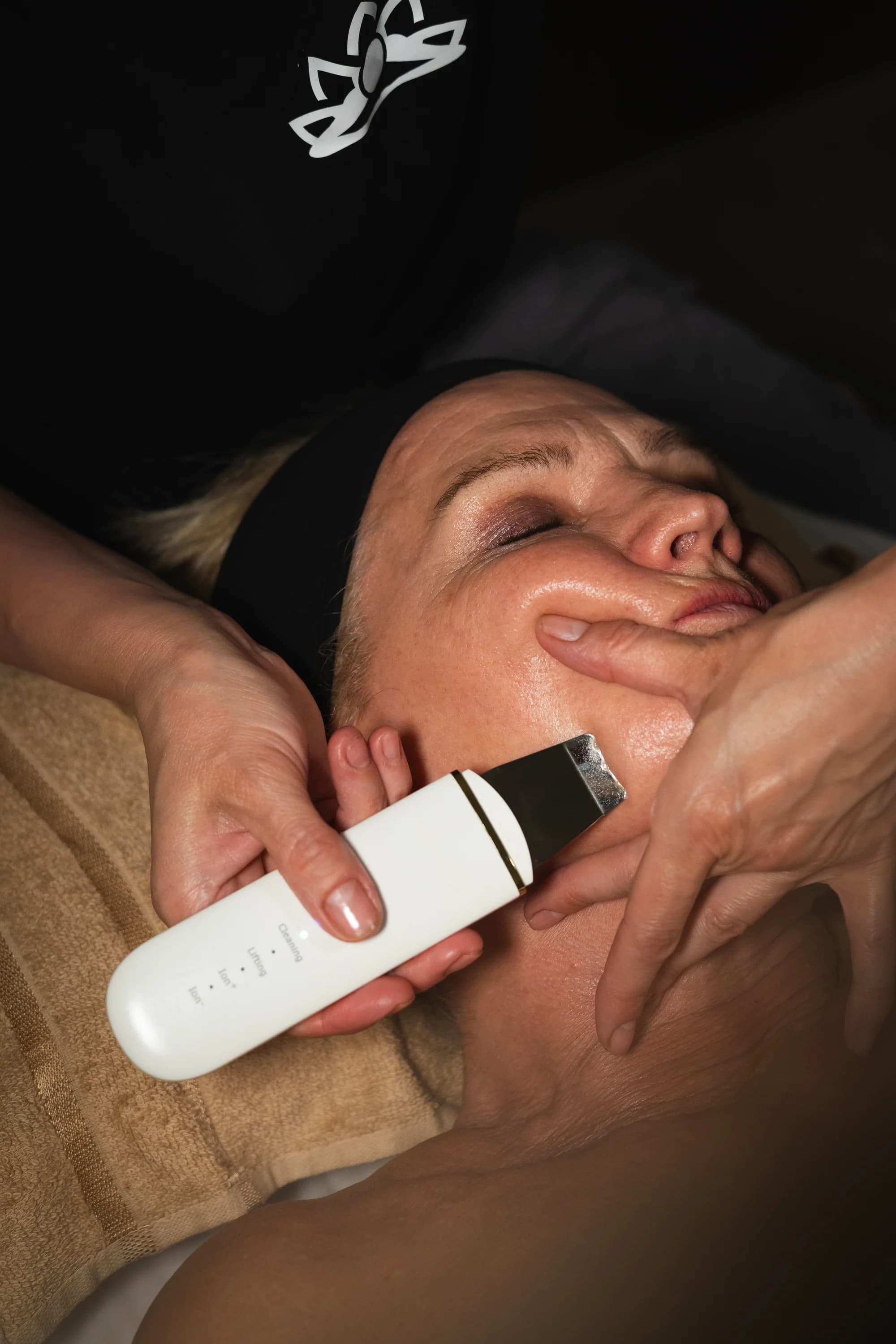 Kosmetické ošetření pleti s čištěním, masáží a maskou: prémiové i přírodní značky