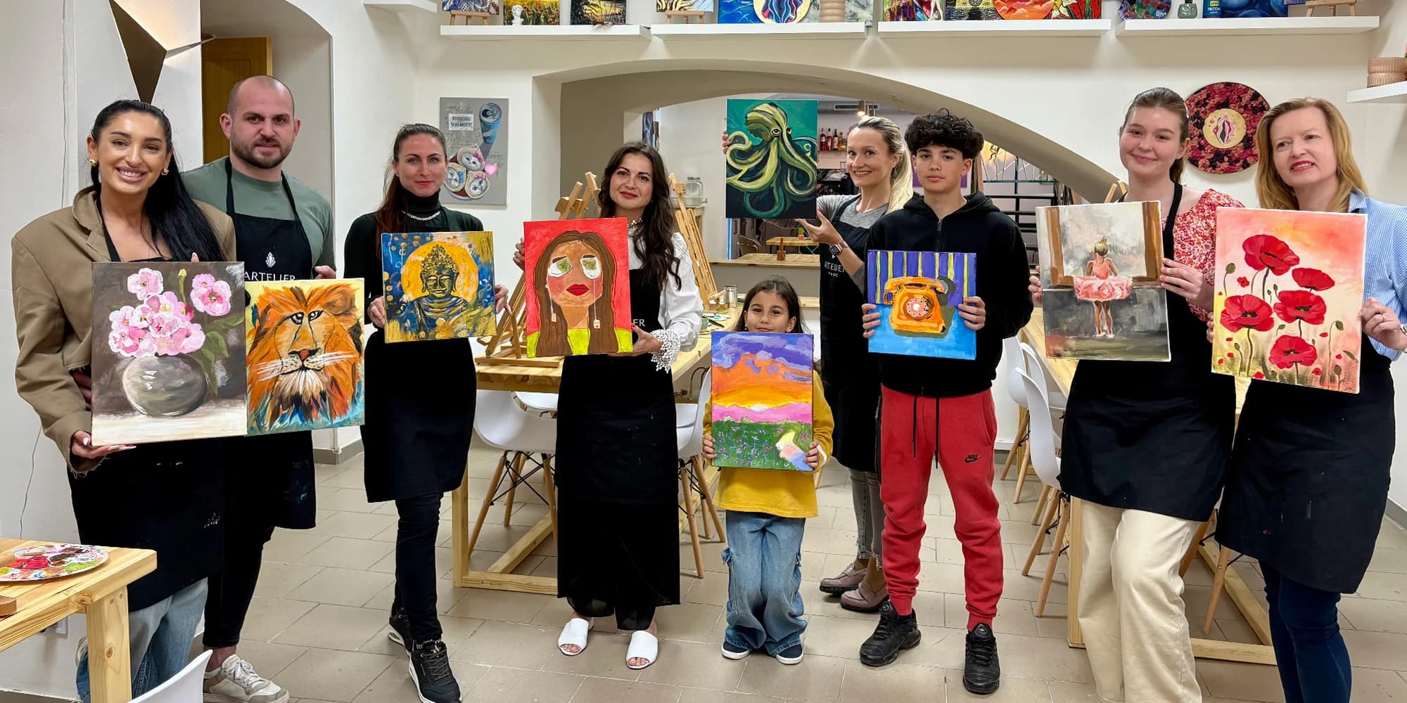 Pojďte tvořit: jakýkoli výtvarný kurz pořádaný v ateliéru s kavárnou u nám. Jiřího z Poděbrad