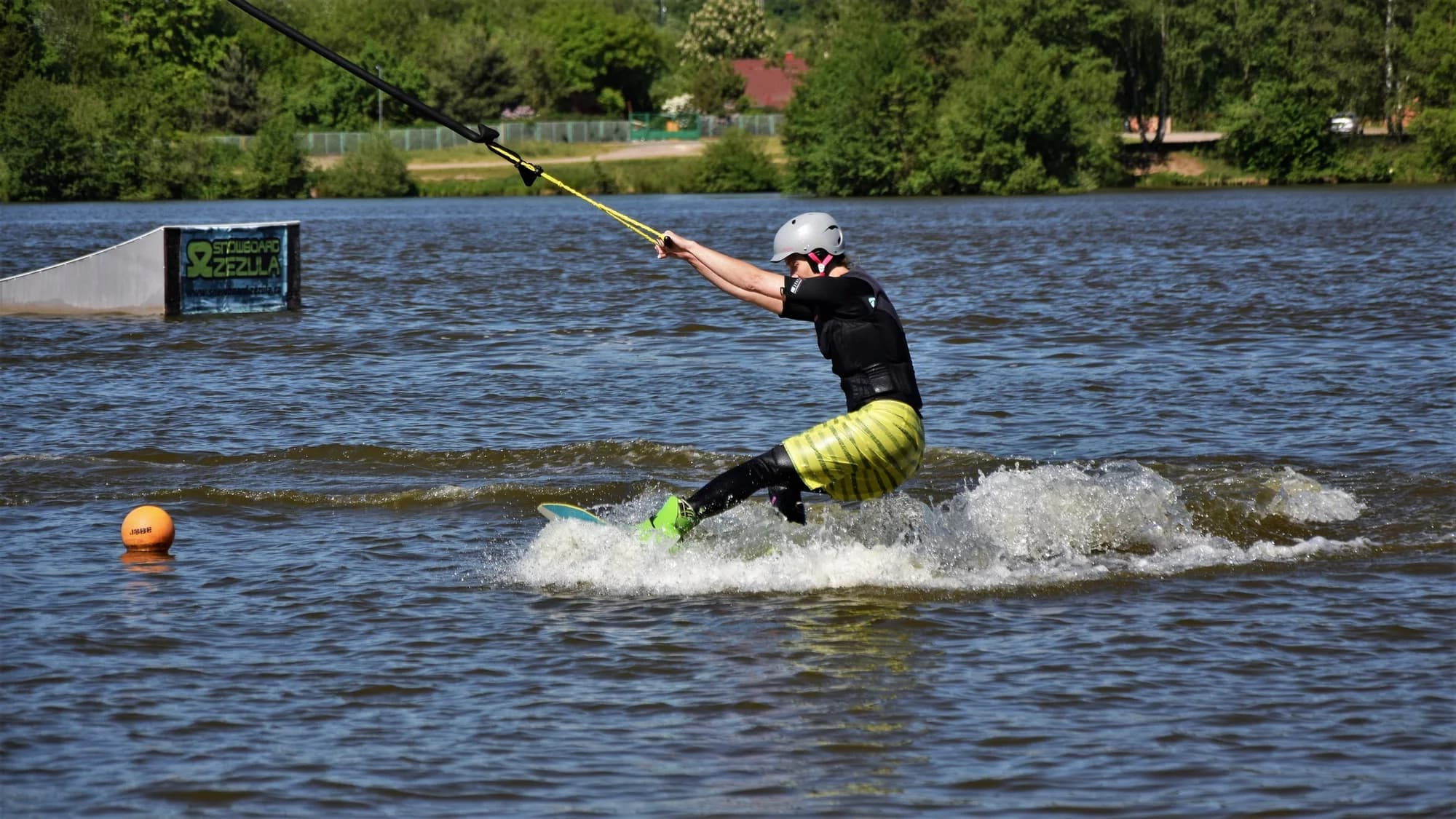 60–180 minut jízdy po vodní hladině: wakeboard pro 2 osoby s dozorem instruktora