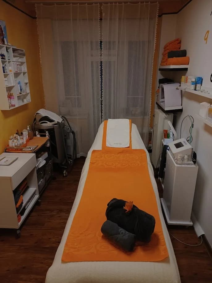 Manuální lymfatická masáž obličeje, krku, dekoltu a hlavy i s PDT lampou