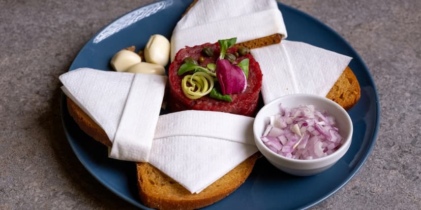 Míchaný hovězí tatarák se smaženými topinkami: 150 nebo 300 g