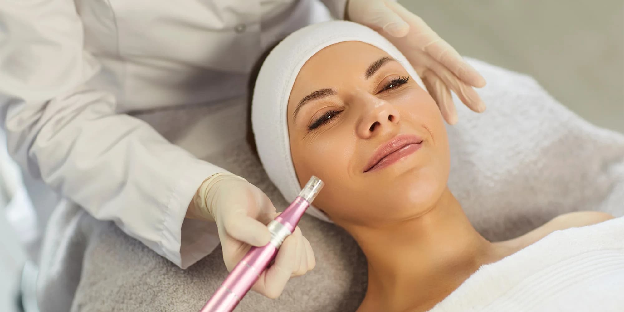Mikrojehličkování nebo karbonový peeling pro omlazení a obnovu pleti