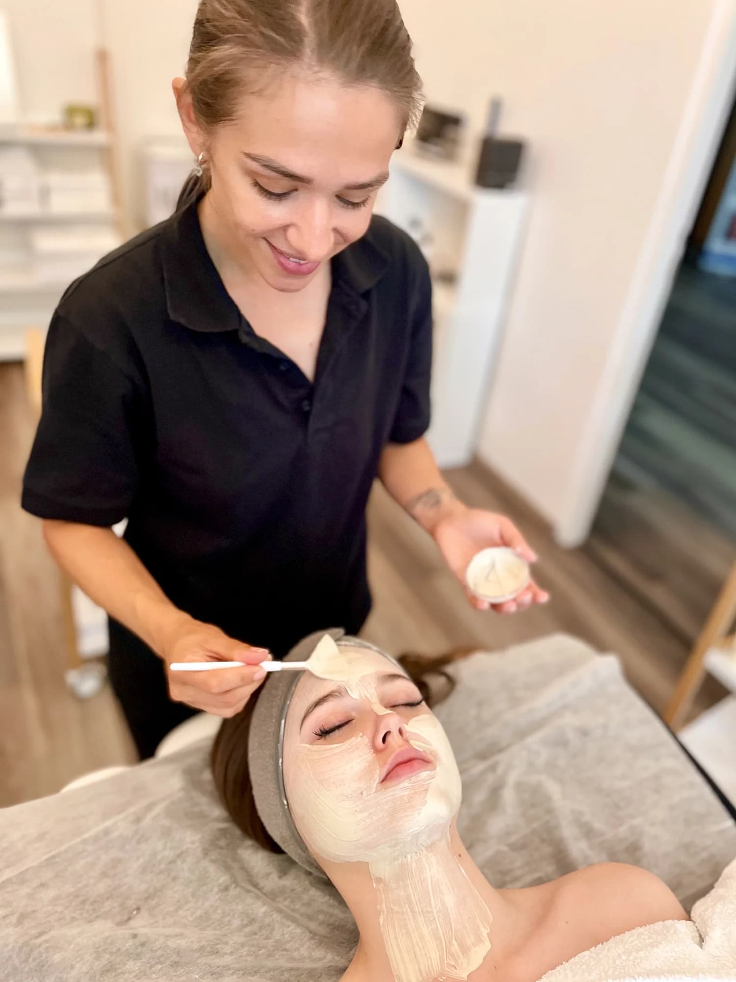 Komplexní ošetření pleti a liftingový rituál: peeling, maska i masáž obličeje a nohou