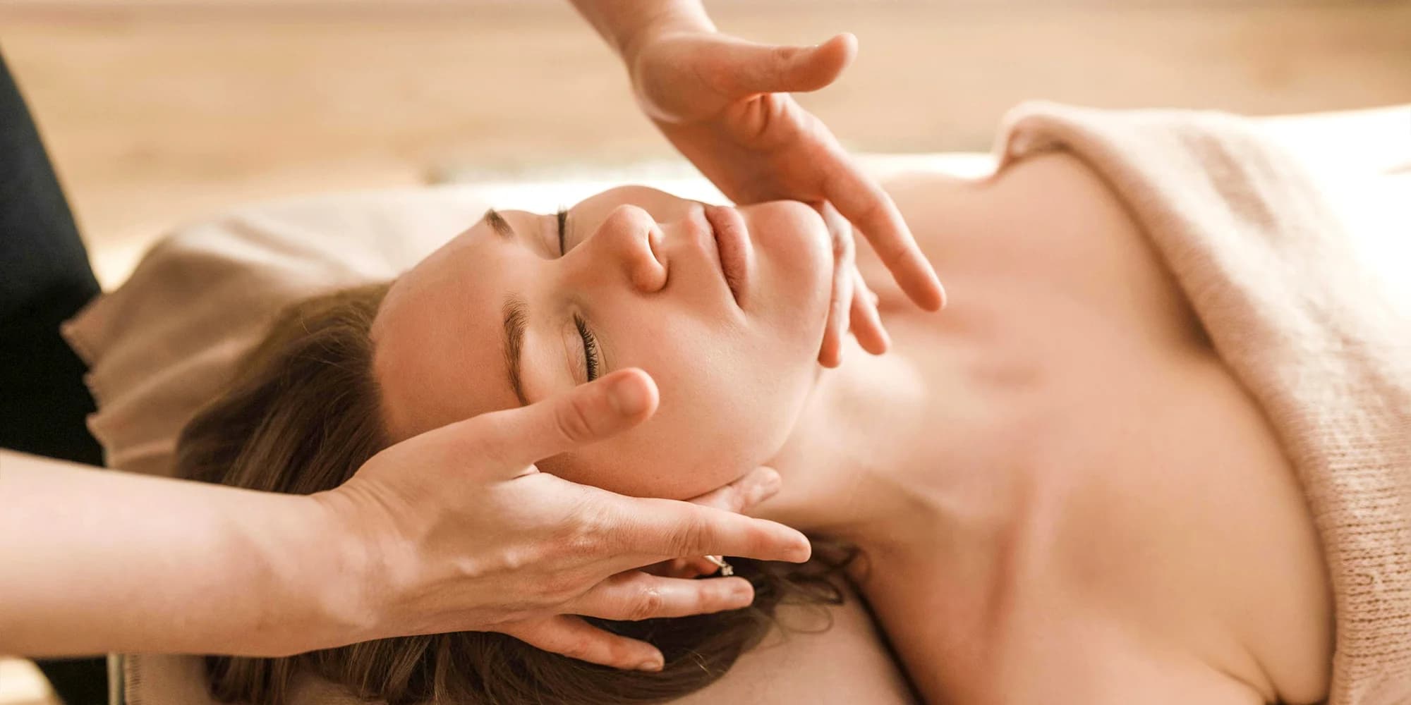 Komplexní ošetření pleti a liftingový rituál: peeling, maska i masáž obličeje a nohou