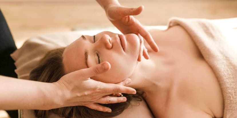 Komplexní ošetření pleti a liftingový rituál: peeling, maska i masáž obličeje a nohou