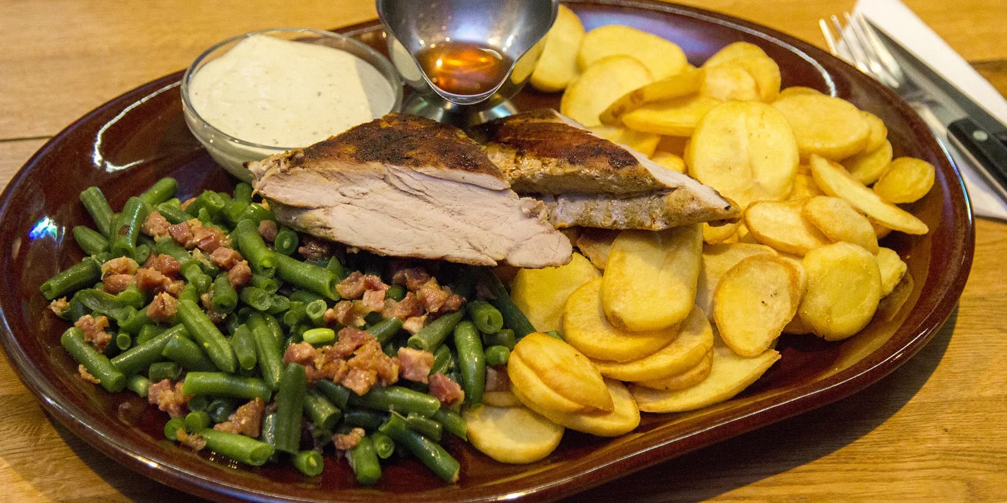 Masová bašta pro dva: na rumu flambovaná panenka s fazolkami a brambory