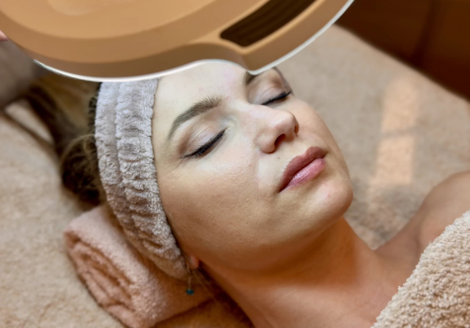 Základní nebo luxusní ošetření pleti v salonu Libni: 60–100 min. péče
