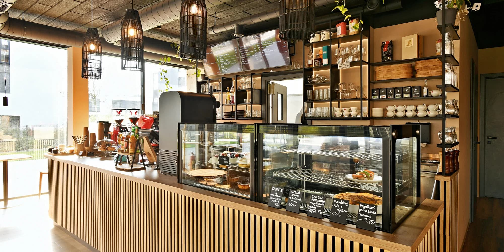 Káva, čaj nebo limonáda a dort dle výběru v nové kavárně Cafe Residence v Braníku