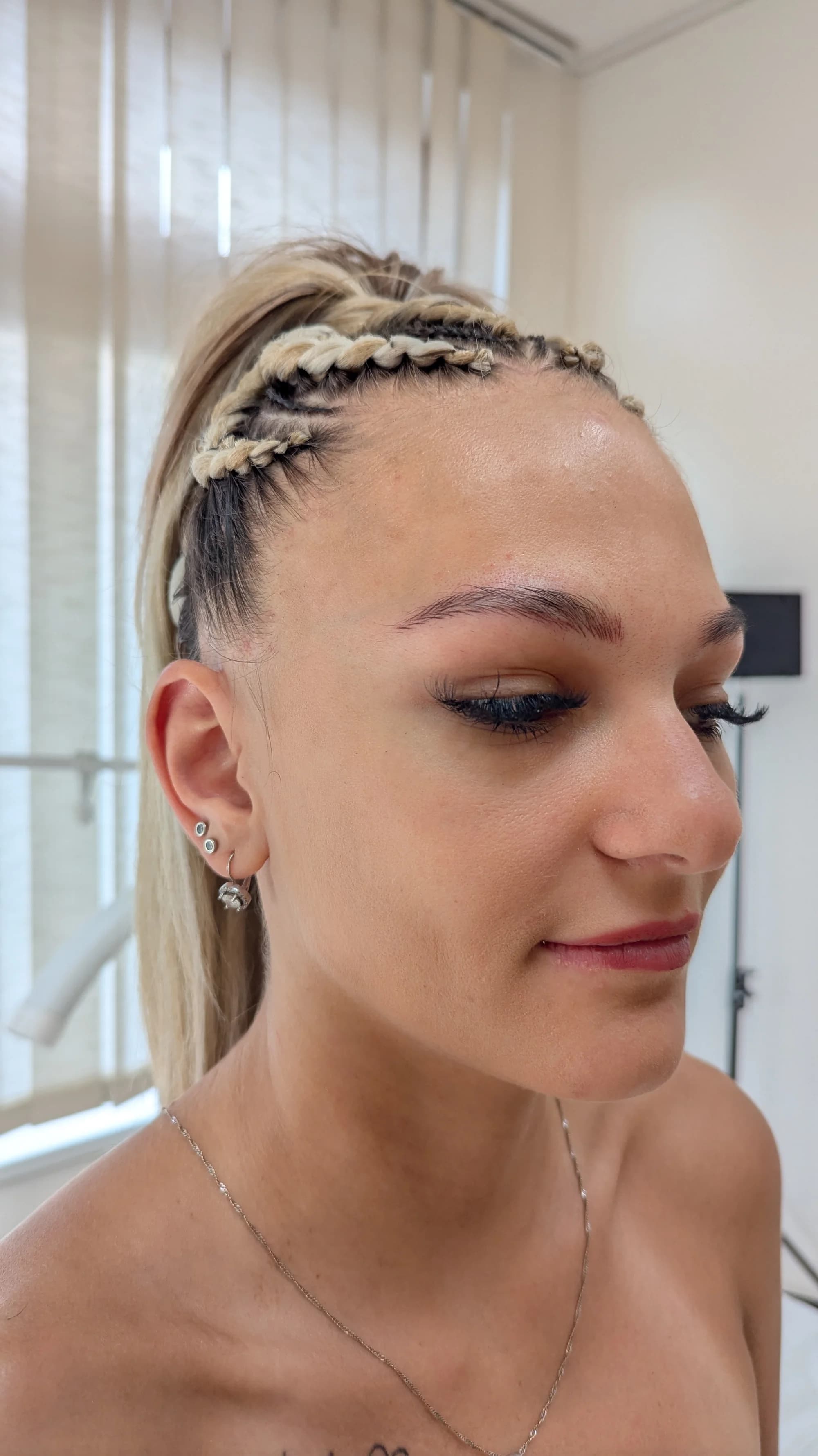 Permanentní make-up: obočí nebo linka v meziřasovém oblouku