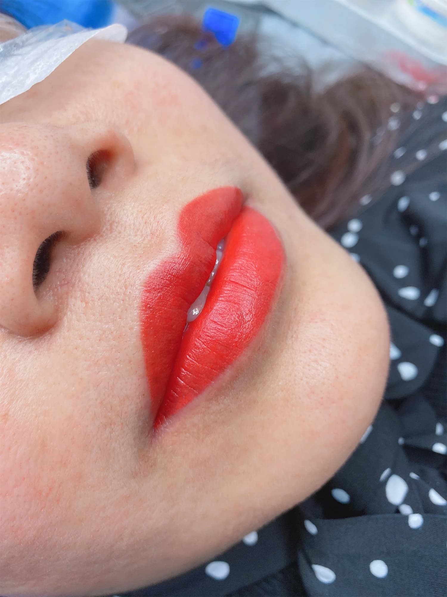 Konec zdlouhavého líčení: permanentní make-up obočí, linek nebo rtů