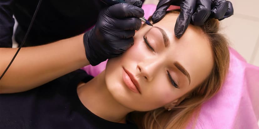 Konec zdlouhavého líčení: permanentní make-up obočí, linek nebo rtů