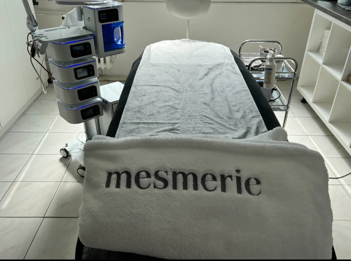 Permanentní make-up rtů, obočí pudrovou metodou či linky v horní řasové linii
