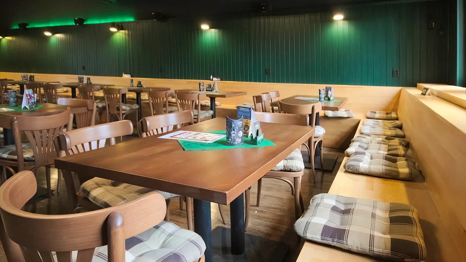2-4 šťavnaté miniburgery s hovězím, trhaným vepřovým i kuřecím a hranolky