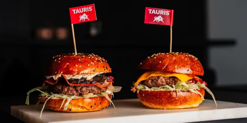 Burger podle výběru ze 2 druhů v bistru na Novém Městě pro 1 i 2 osoby