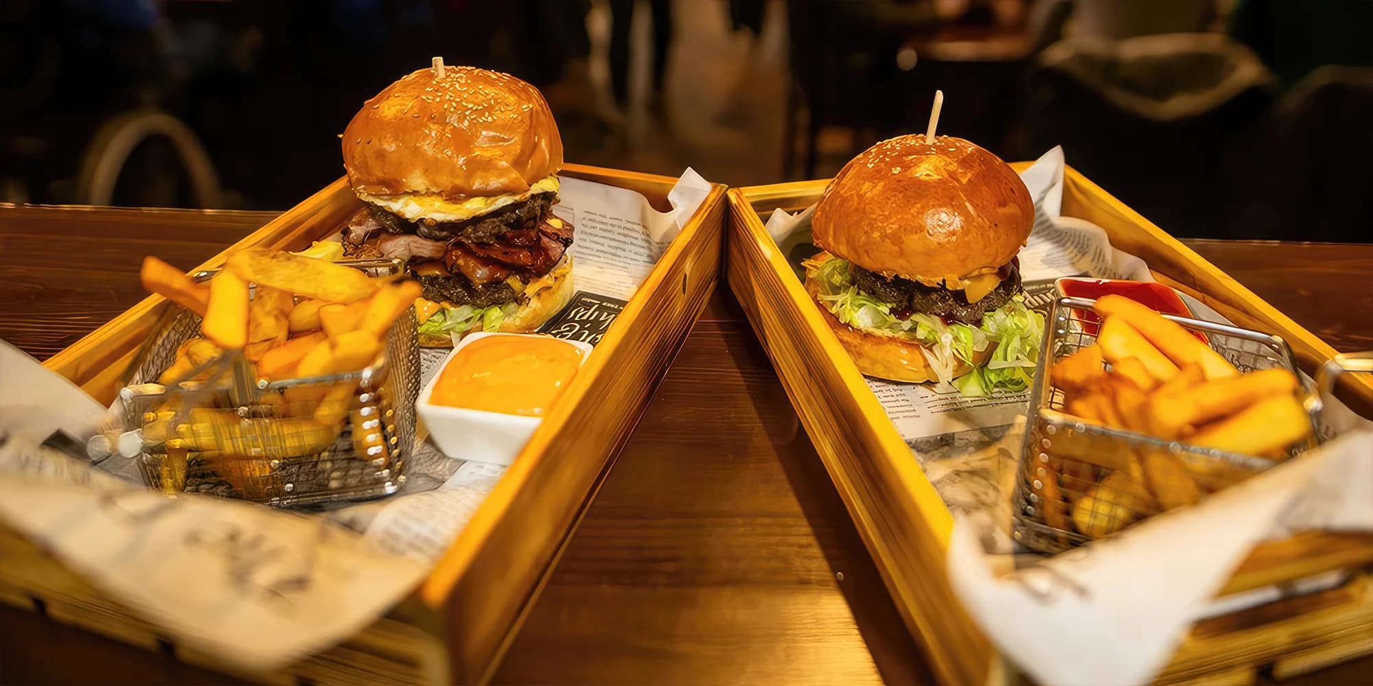 Klasický nebo dvojitý burger i s hranolky a omáčkou pro 1 či 2 osoby