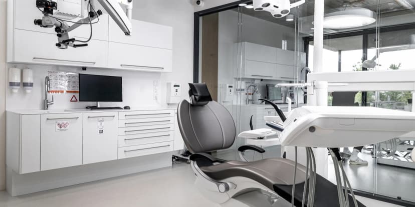 Dentální hygiena vč. air-flow a leštění zubů pro dospělé nebo děti od 10 let