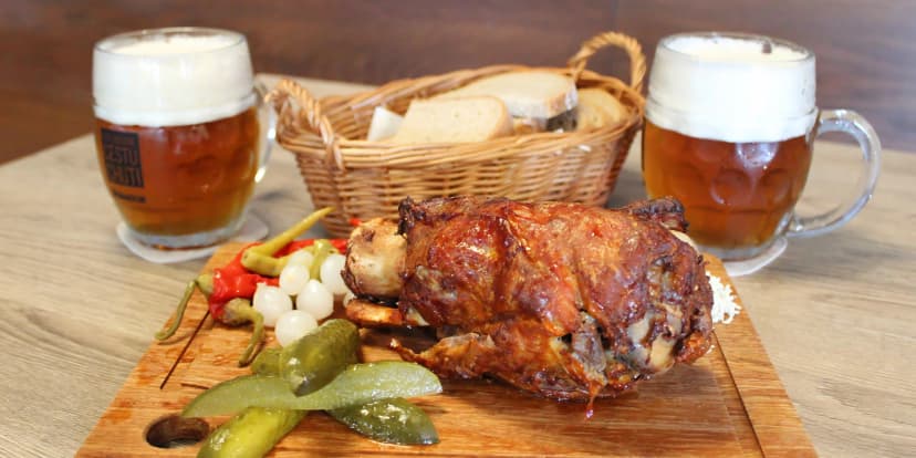 Hostina pro milovníky vepřového: pečené koleno nebo žebra a tankové pivo pro 2 osoby