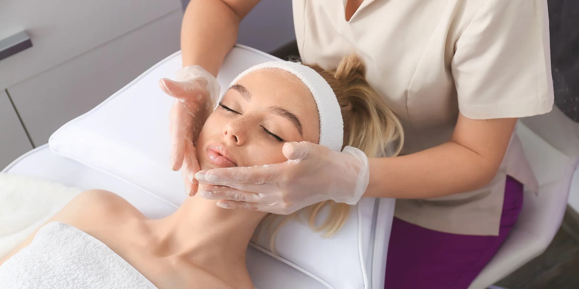 Kosmetické ošetření pro aknózní pleť s čištěním ultrazvukovou špachtlí