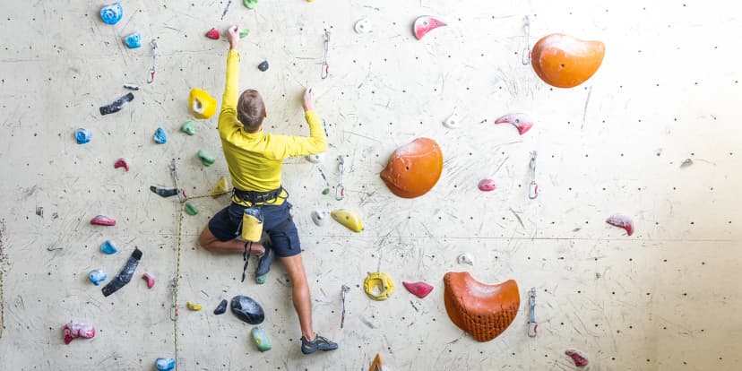 Základní skupinový i individuální kurz lezení na umělé stěně pro 1 i 2 osoby