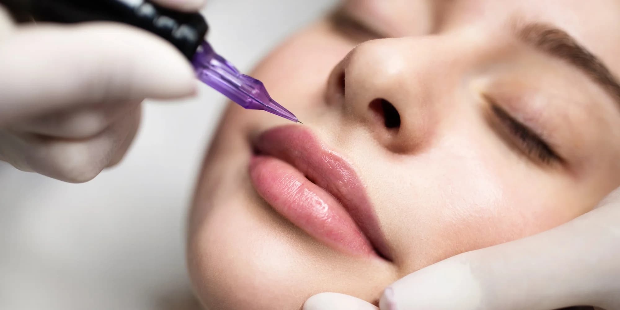 Permanentní make-up: microblading obočí nebo rty technikou Aquarelle