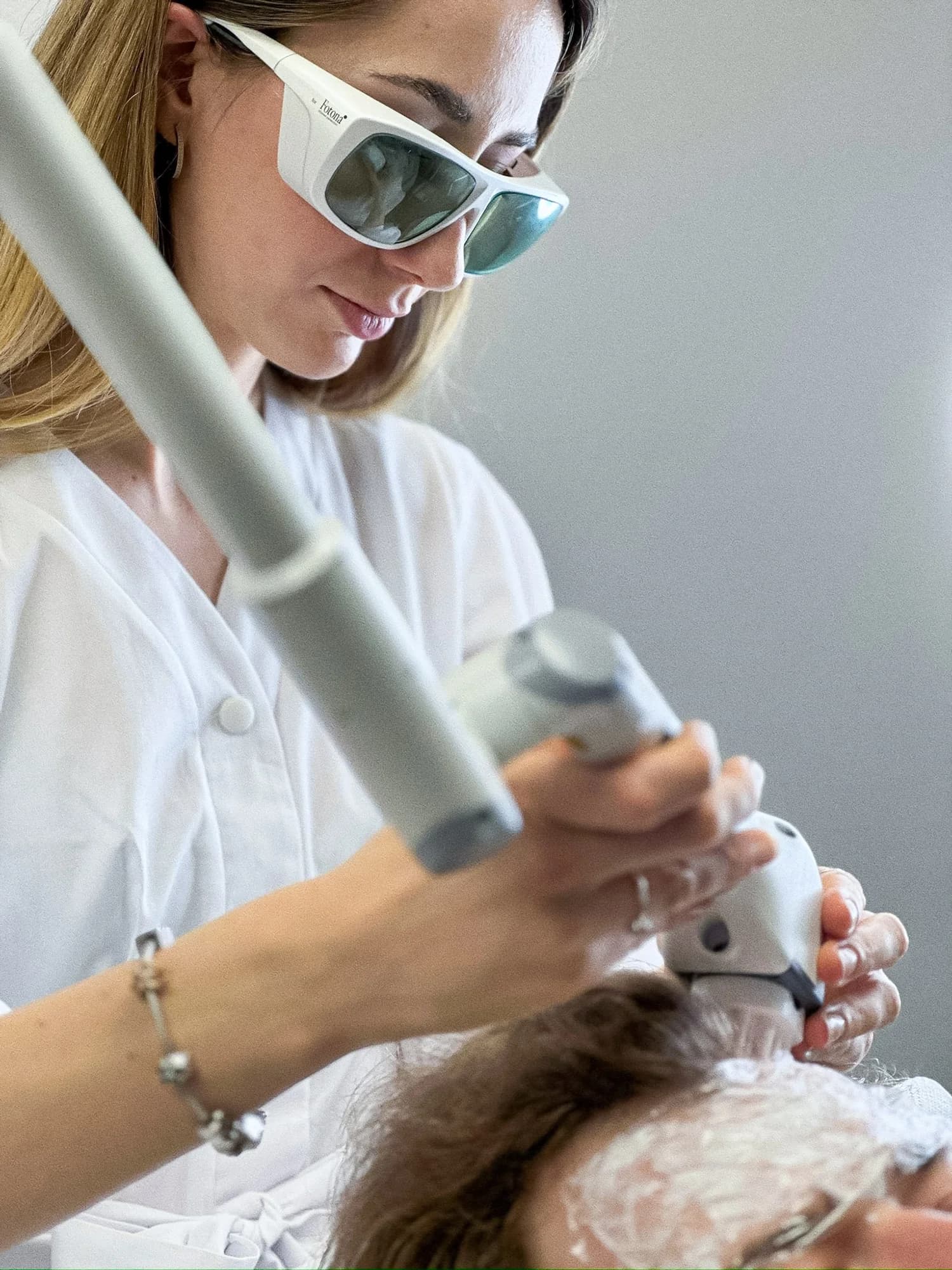 Pojďte naproti bohaté kštici pomocí HairRestart: laserové ošetření pro stimulaci růstu vlasů