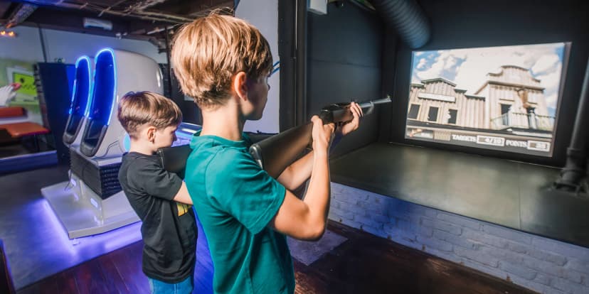 Královská zábava pro celou rodinu: 90 minut v herním centru, 9D kino, VR Machine Gun i simulátor
