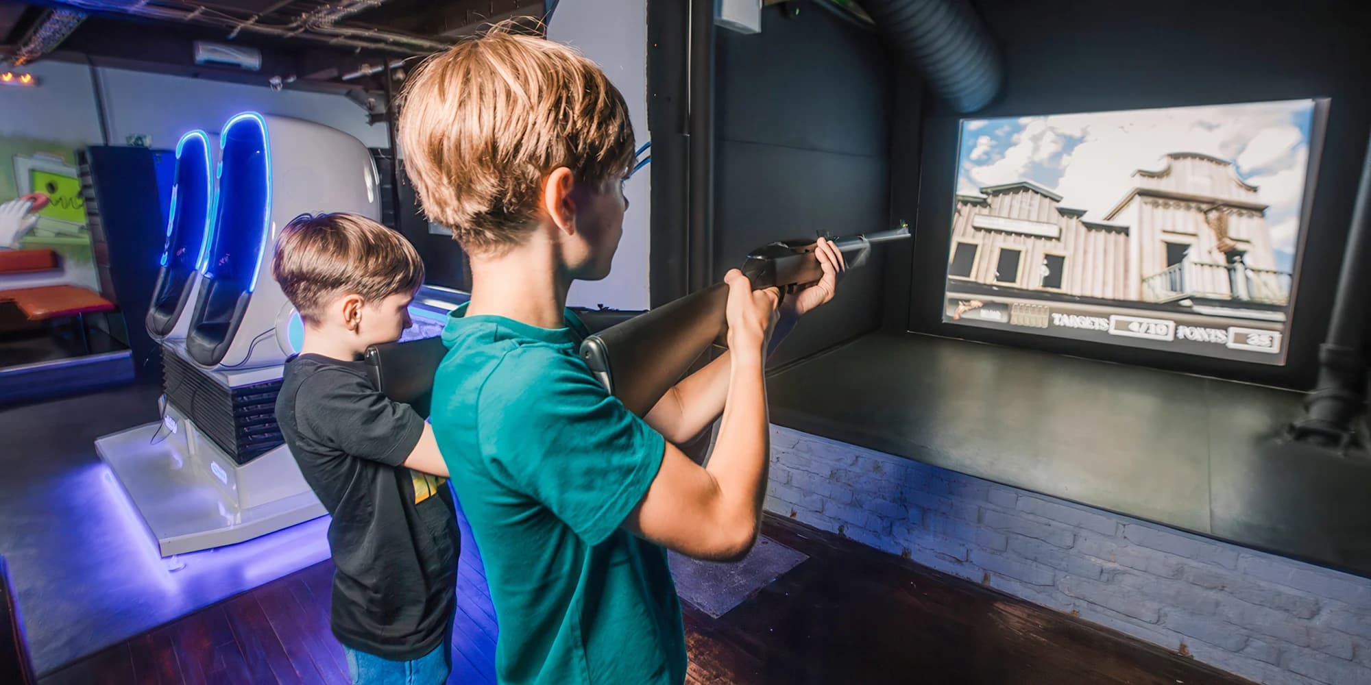 Královská zábava pro celou rodinu: 90 minut v herním centru, 9D kino, VR Machine Gun i simulátor